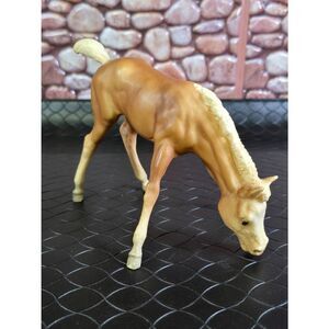 Breyer Model Horse Traditional GRAZING FOAL #A98